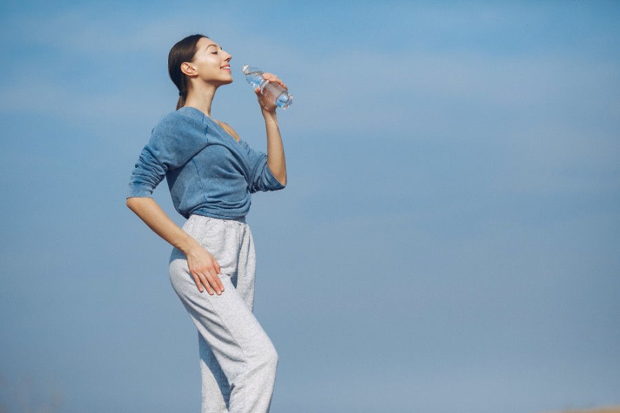 Uống đủ nước giúp duy trì sự sáng khỏe mịn màng của làn da