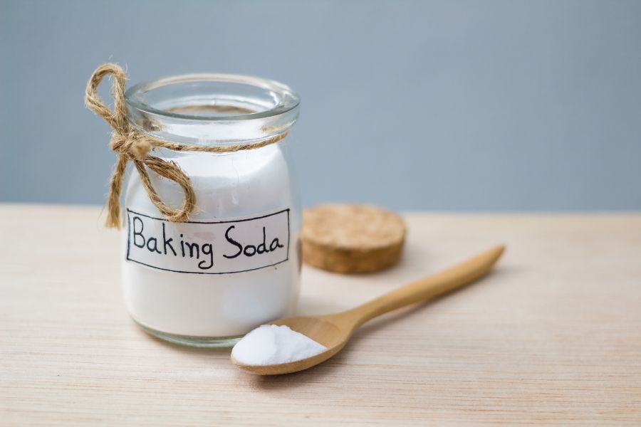 Baking soda giúp làm sạch da hiệu quả bằng cách loại bỏ dầu thừa, bụi bẩn và các tạp chất khác