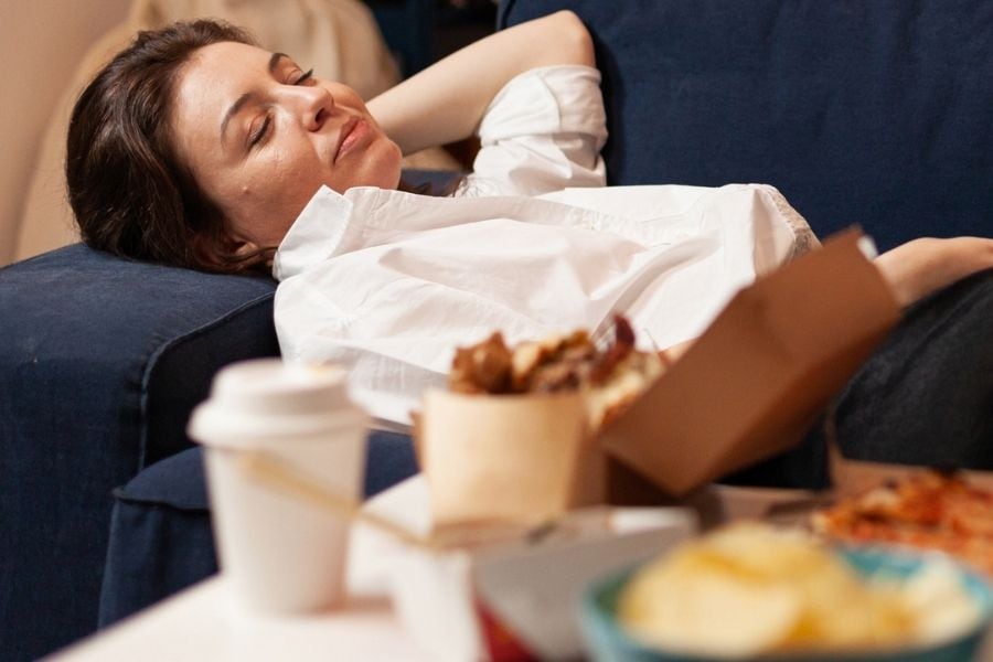 Cách trị mụn nội tiết ở cằm tận gốc, an toàn nhất cho da 2 Sinh hoạt không lành mạnh cũng là yếu tố gây ra mụn nội tiết ở cằm