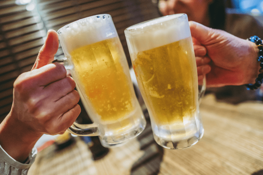 Lối sống sinh hoạt không lành mạnh, uống quá nhiều rượu bia khiến da bị vàng