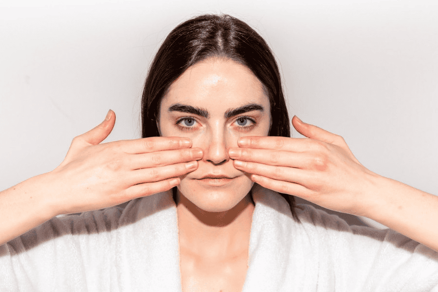 Massage theo hướng từ dưới lên trên cùng và từ trong ra ngoài 