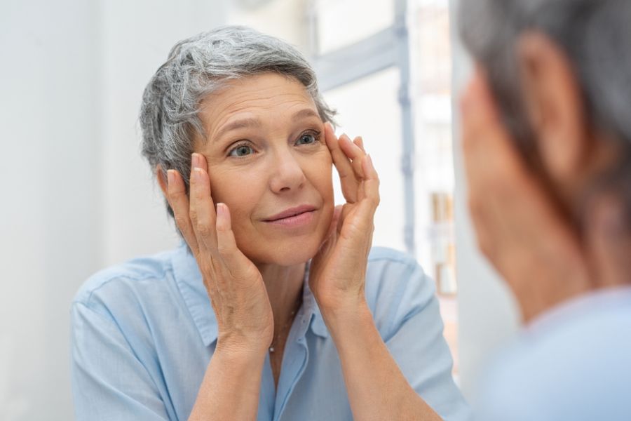Thói quen sinh hoạt không phù hợp như chống tay lên mặt cũng có thể khiến mắt lão hóa nhanh chóng