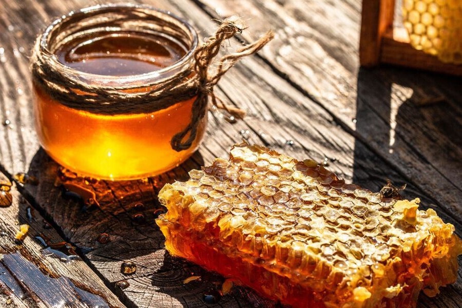Dùng mật ong sẽ thiên về nuôi dưỡng môi, hiệu quả cải thiện màu sắc thường đến chậm