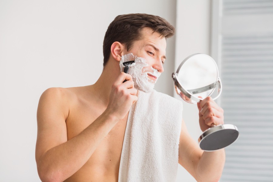 Việc thực hiện cách cạo râu đúng cách sẽ giúp bạn loại bỏ đám râu rậm rạo một cách nhẹ nhàng, ít nguy cơ viêm nhiễm