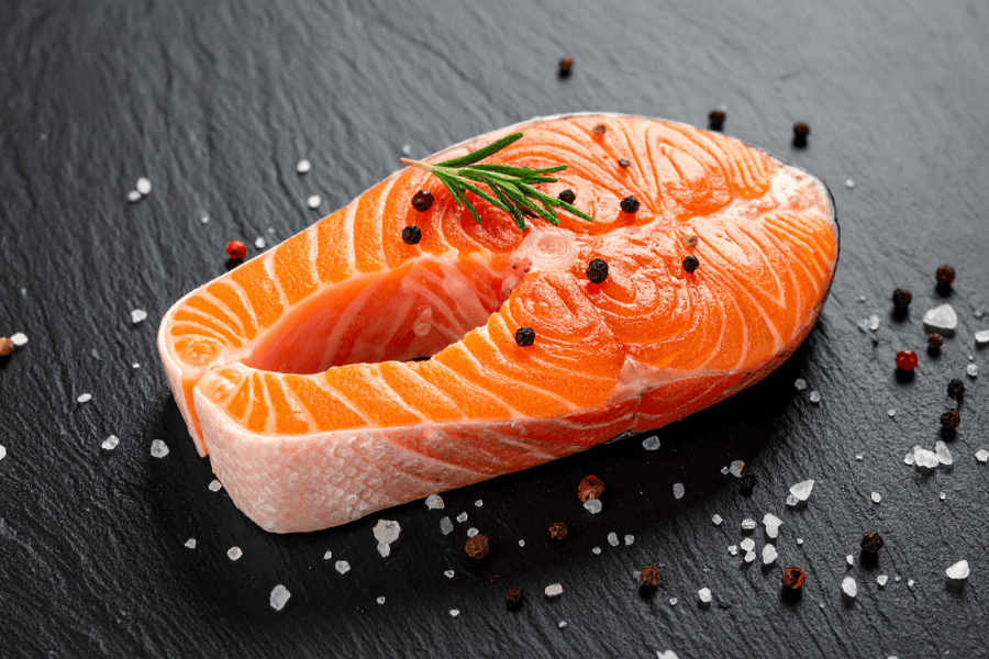 Nên bổ sung cá hồi để giảm viên và duy trì độ ẩm tự nhiên cho da