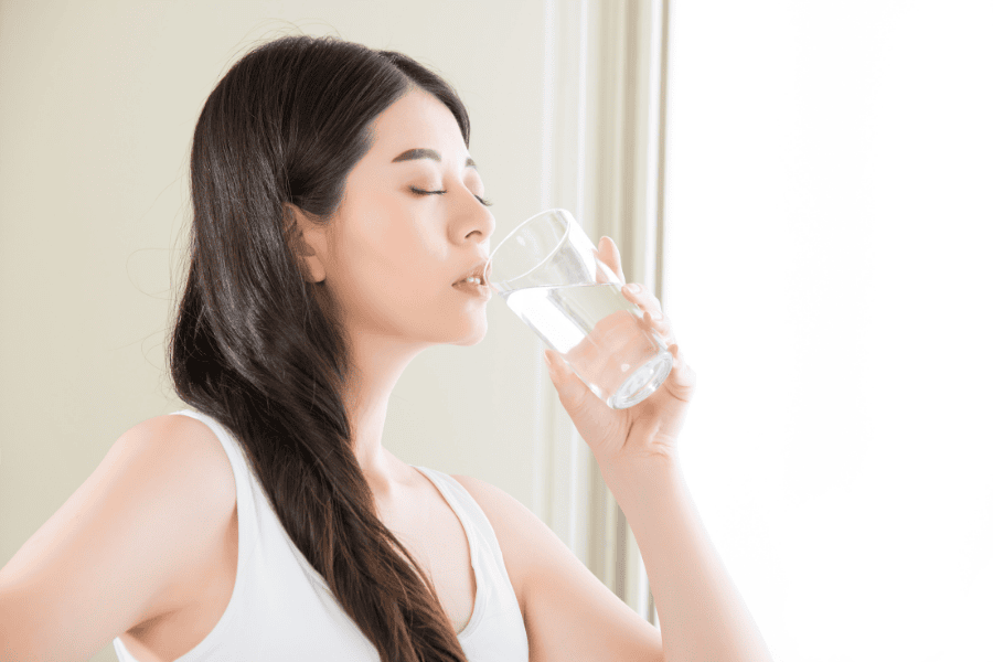 Nên uống đủ 2–2,5 lít nước/ngày để duy trì độ ẩm da từ bên trong