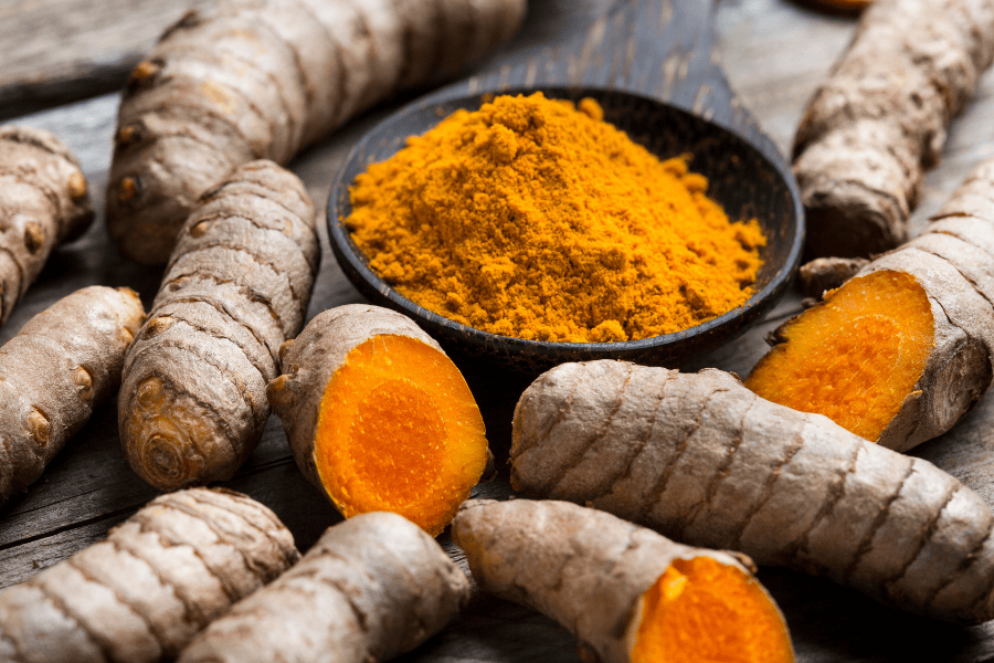 Nghệ tươi chứa hoạt chất Curcumin giúp chống oxy hóa và kích thích tái tạo mô