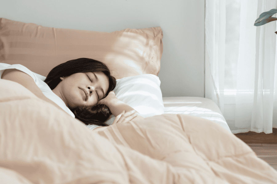 Vết thâm đen da tay là bệnh gì? Nguyên nhân và cách trị 16 Ngủ đủ giấc giúp da tay tái tạo tế bào hiệu quả hơn
