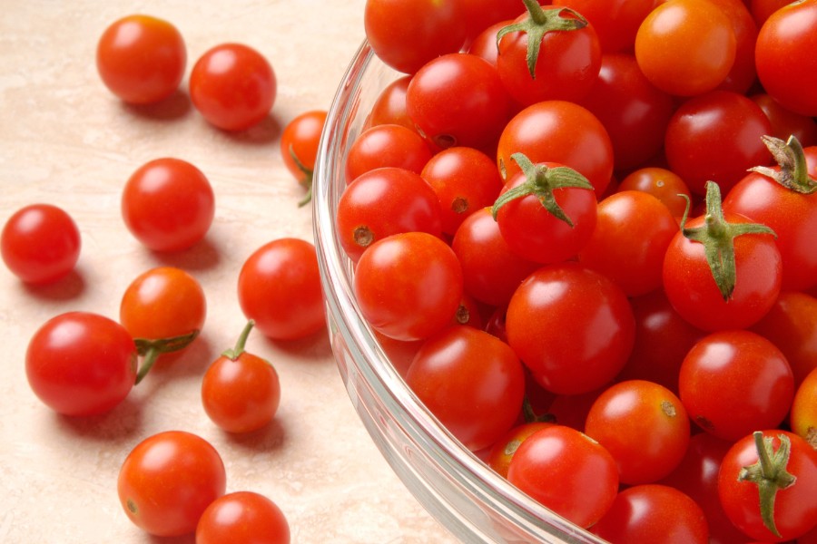 Cà chua là một trong những loại trái cây mát tốt cho da được nhiều chị em yêu thích.