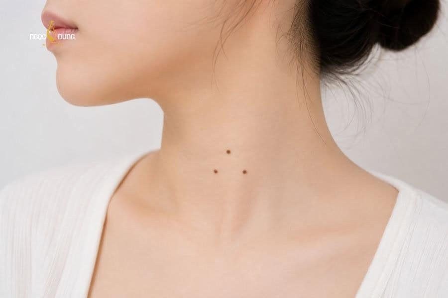 Sở hữu 3 nốt ruồi tạo thành tam giác ở cổ thường có vận may về tài lộc và mối quan hệ