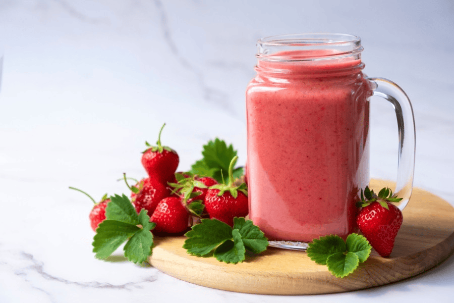 Sinh tố dâu tâu và rau xanh giúp kháng viêm, giảm mụn hiệu quả