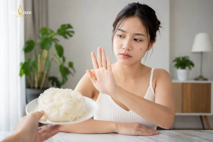 Ăn đồ nếp khi mới tẩy nốt ruồi xong dễ gây ra mưng mủ ở vết thương hở