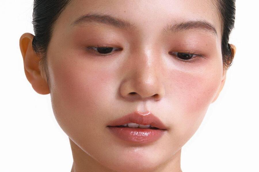 Nên tẩy trang môi trước khi ngủ để tránh sắc tố và hóa chất tích tụ trên môi, làm môi thâm sạm và khô ráp