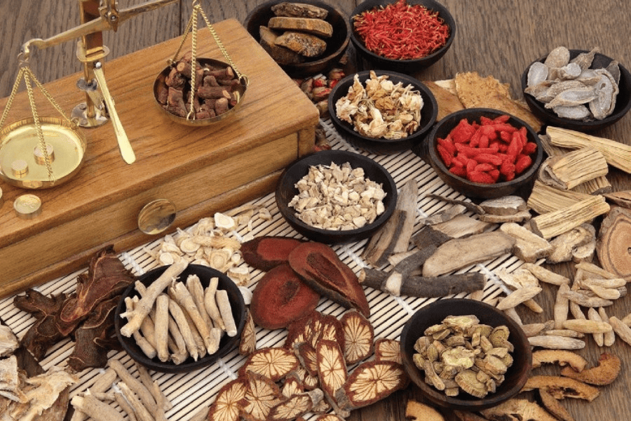 Thuốc bắc tái tạo da là hỗn hợp thảo dược Đông y gồm: Bạch truật, ý dĩ, cam thảo, hoàng bá,...