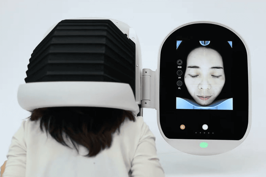 TMV Ngọc Dung sử dụng máy phân tích da để tầm soát chính xác tình trạng sắc tố dưới da chỉ trong 30 giây