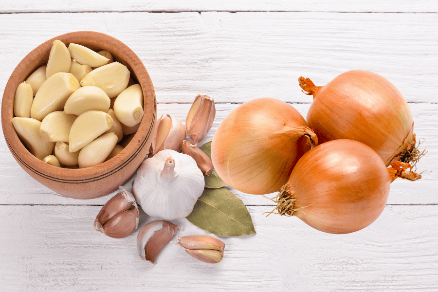 Mắt cá chân bị chai: Nguyên nhân và cách điều trị hiệu quả 5 Tỏi và hành tây hỗ trợ làm mềm vùng da chai sần nhanh chóng