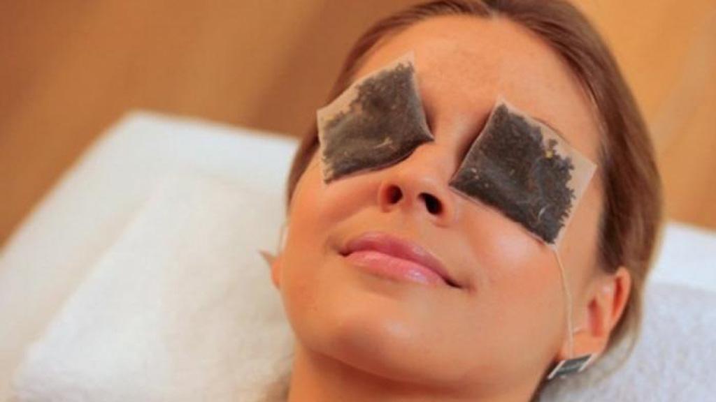 Trà xanh giúp giảm bọng mắt