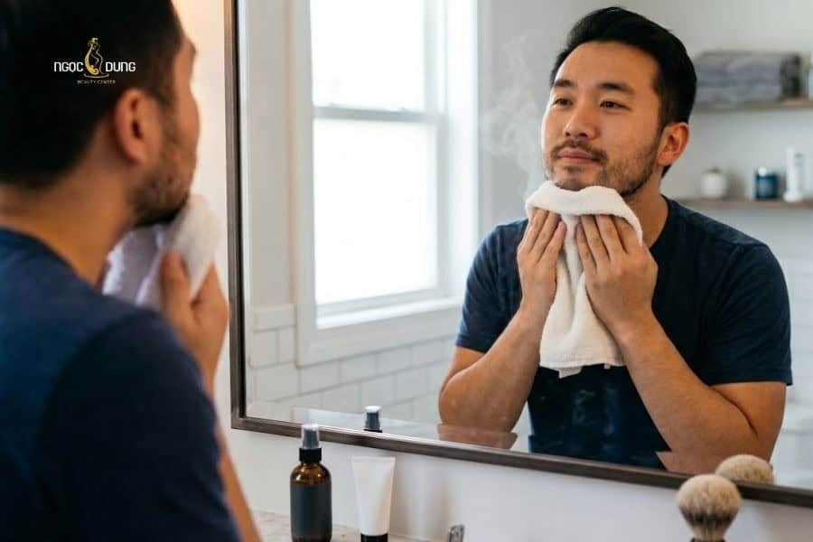 Vệ sinh và làm mềm râu giúp quá trình cạo râu sau đó trở nên dễ dàng hơn