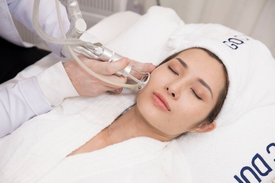 Khách hàng tẩy nốt ruồi bằng công nghệ laser CO2 tại Ngọc Dung Beauty