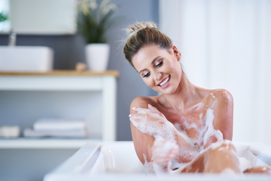 Tắm rửa hàng ngày và giữ gìn vệ sinh sạch sẽ cho làn da để ngăn ngừa lang ben trắng
