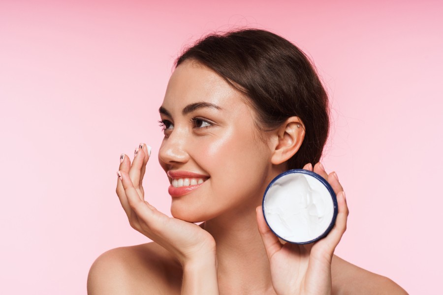 Kem dưỡng ẩm là một trong những bước chăm sóc da không thể thiếu trong xu hướng Glass Skin
