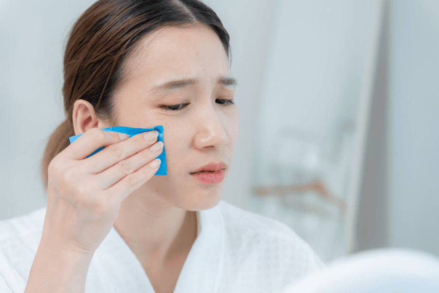 Da tiết dầu quá mức khiến lỗ chân lông bị to và sần 