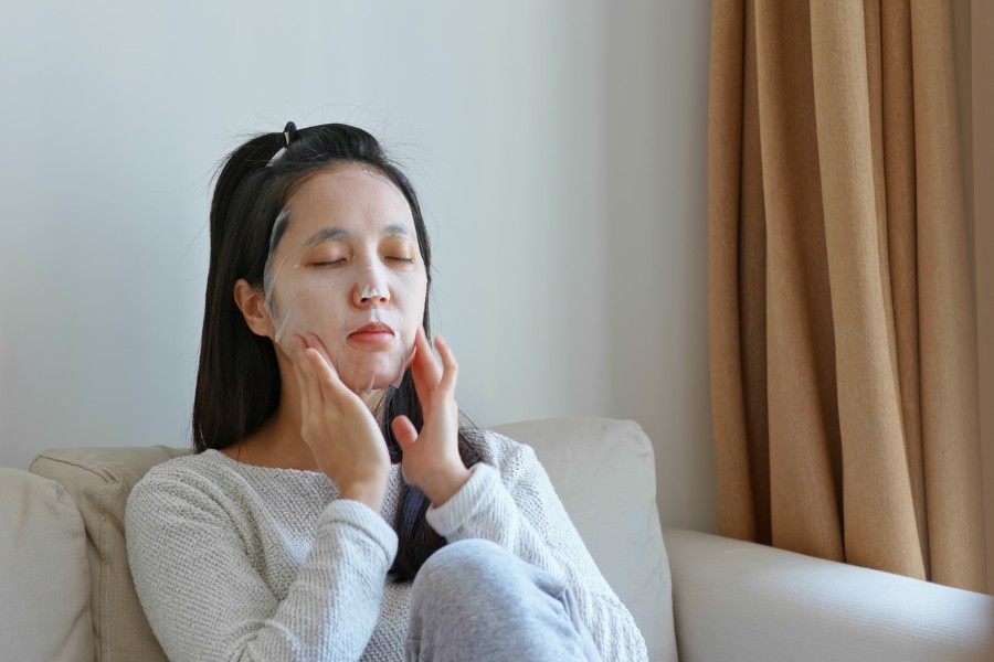 Đắp mặt nạ giấy để tăng cường bổ sung dưỡng chất cho làn da