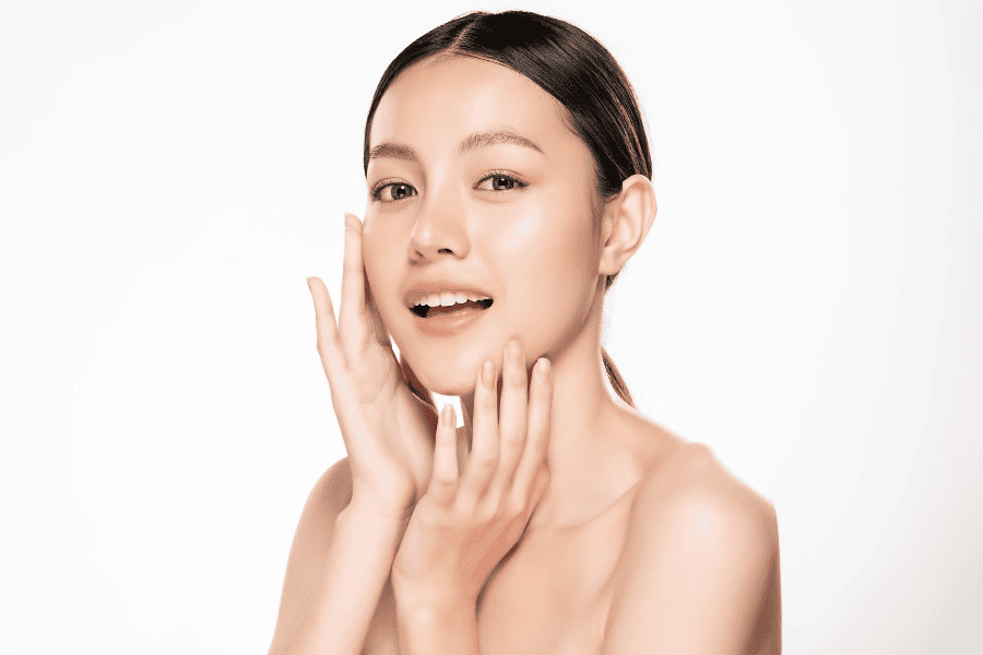 Glass skin là làn da có bề mặt trong suốt, mịn không tì vết, và phản chiếu ánh sáng tự nhiên như mặt kính
