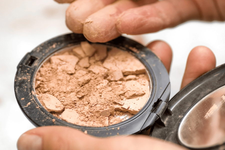 Sử dụng mỹ phẩm hết hạn có nguy cơ đưa vi khuẩn và nấm trực tiếp vào nang lông