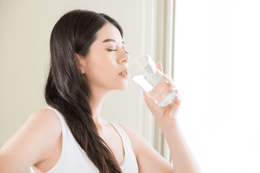 Uống đủ nước để duy trì độ ẩm cho da 