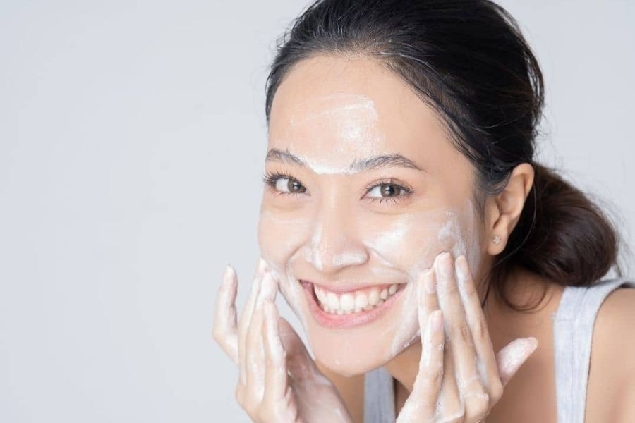 Mụn cám là gì? Nguyên nhân, dấu hiệu và cách trị tốt 5 Vệ sinh da mặt không đúng cách khoặc quá nhiều lần cũng là nguyên nhân bị mụn cám phổ biến