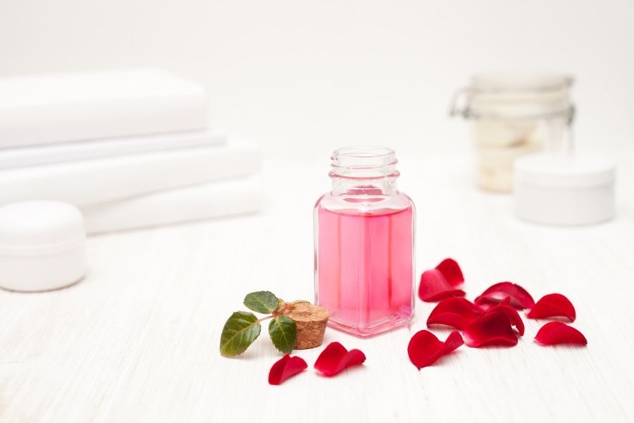 Sau khi cạo lông vùng kín nên bôi gì để tránh viêm da? Hướng dẫn cách sử dụng 6 Nước hoa hồng là bước bổ trợ giúp da ổn định nhanh hơn sau cạo