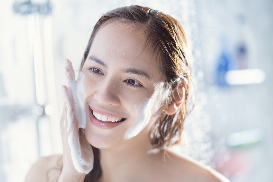 Có thể thực hiện double cleansing thay cho triple cleansing không