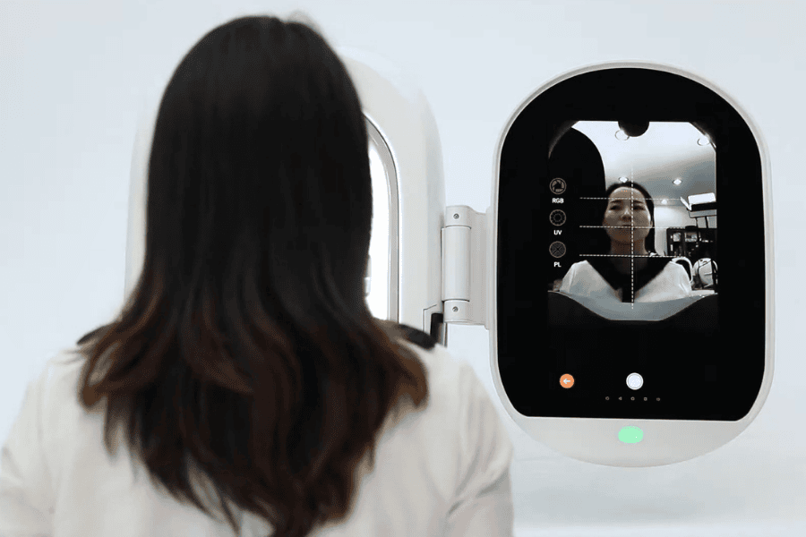 Ngọc Dung sử dụng hệ thống máy phân tích da tích hợp AI, có khả năng phóng đại và ghi lại hình ảnh chi tiết ở nhiều vùng khuôn mặt