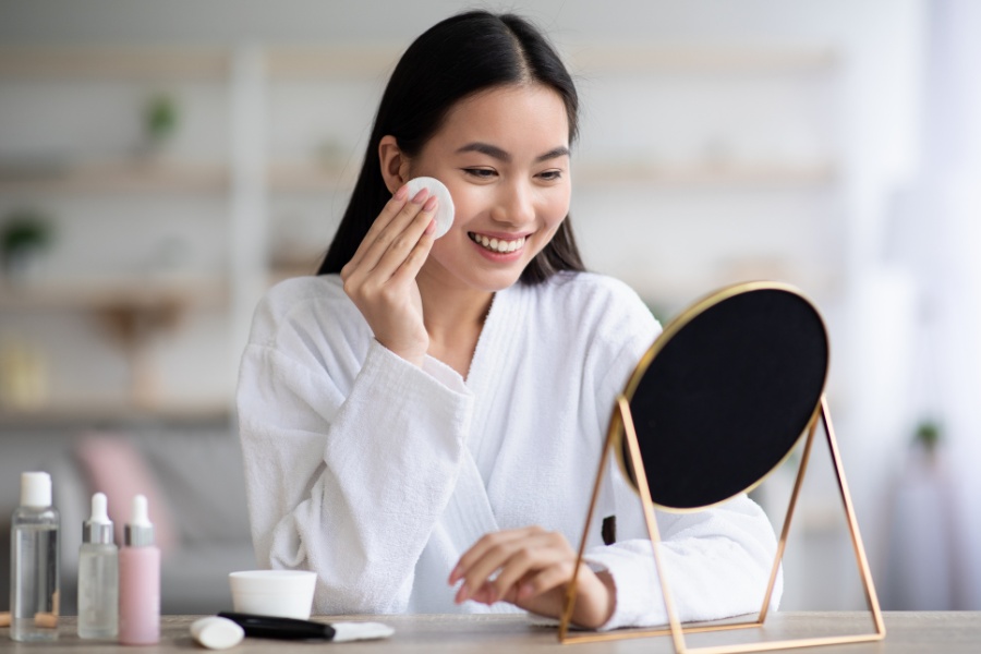 Toner và nước hoa hồng đều có những ưu và nhược điểm riêng, nên cân nhắc khi sử dụng