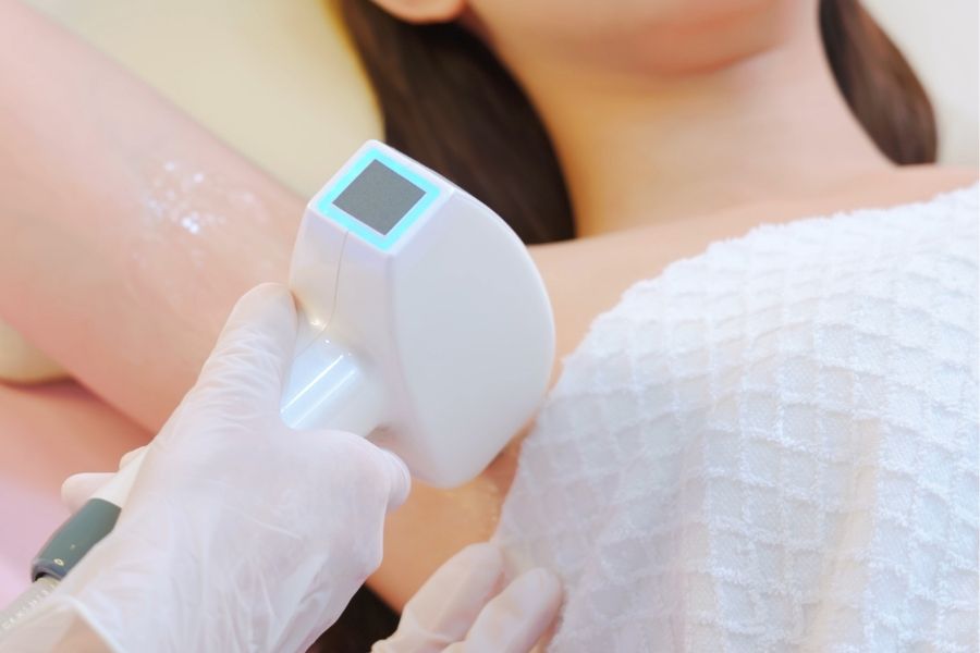 Triệt lông làm gián đoạn chu kỳ phát triển của lông mà không gây tổn thương vùng da xung quanh
