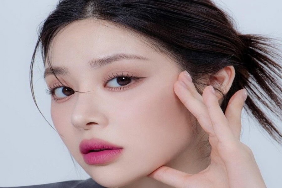 Phun mí eyeliner là gì? Giá bao nhiêu? Có đau không? 3 Eyeliner là sản phẩm trang điểm dùng để kẻ viền mí mắt, giúp định hình dáng mắt và làm hàng mi trông rõ nét hơn. Eyeliner có nhiều dạng như bút chì, bút nước, gel hoặc kem, phù hợp với từng phong cách trang điểm và trình độ sử dụng khác nhau.Kẻ eyeliner giúp đôi mắt sắc nét hơn nhờ khả năng tạo đường viền mí rõ ràng, tăng độ tương phản giữa mí mắt và tròng mắt. Khi đường kẻ được đặt sát chân mi, ánh nhìn trở nên có chiều sâu và cuốn hút hơn, ngay cả khi trang điểm nhẹ. Eyeliner trở thành bước trang điểm quan trọng, giúp đôi mắt trở nên nổi bật và có thần thái hơn Các loại eyeliner phổ biến hiện nay Trên thị trường hiện nay có nhiều loại eyeliner với kết cấu, cách sử dụng và hiệu ứng khác nhau, phù hợp với từng phong cách trang điểm cũng như trình độ người dùng. Dưới đây là những loại eyeliner phổ biến được sử dụng nhiều nhất. <Heading 3> <H3> Eyeliner dạng chì Eyeliner dạng chì là lựa chọn lý tưởng khi học cách vẽ eyeliner cho người mới bắt đầu. Kết cấu mềm, dễ kiểm soát giúp người dùng tạo đường kẻ tự nhiên và dễ chỉnh sửa nếu thao tác chưa quen. Eyeliner dạng chì phù hợp với cách vẽ eyeliner đơn giản, trang điểm hằng ngày hoặc phong cách nhẹ nhàng Eyeliner dạng nước Eyeliner dạng nước thường được sử dụng trong các cách vẽ eyeliner cần đường kẻ sắc nét và rõ ràng. Loại này cho màu đậm, độ bám cao, phù hợp với kiểu mắt mèo hoặc trang điểm đậm. Eyeliner dạng nước phù hợp hơn với người đã quen cách vẽ eyeliner cho mắt và có kỹ năng vẽ ổn định. Eyeliner dạng dạ lông Eyeliner dạng dạ lông là sự kết hợp giữa chì và eyeliner nước, giúp thao tác nhanh và dễ kiểm soát nét vẽ. Thiết kế dạng bút hỗ trợ cách vẽ eyeliner dễ, hạn chế lem mực và cho đường kẻ đều màu. Eyeliner dạng dạ lông phù hợp với nhiều đối tượng, từ người mới học đến người đã quen trang điểm Các kiểu vẽ eyeliner phổ biến, dễ áp dụng Mỗi phong cách eyeliner sẽ mang lại hiệu ứng khác nhau, từ sắc sảo đến nhẹ nhàng, đồng thời quyết định mức độ dễ thực hiện khi học cách vẽ mắt eyeliner. Dưới đây là các cách vẽ eyeliner phổ biến, được hướng dẫn theo từng bước rõ ràng, phù hợp cả với người mới. Cách vẽ eyeliner kiểu mắt mèo Eyeliner mắt mèo là kiểu vẽ được nhiều người yêu thích nhờ khả năng tạo chiều sâu và kéo dài đôi mắt, đặc biệt phù hợp với mắt một mí hoặc mí lót. Kiểu vẽ này giúp che bớt khuyết điểm và làm mắt trông to, sắc nét hơn. Các bước thực hiện: Bước 1 - Vẽ đường đuôi mắt: Từ đuôi mắt, kẻ một đường mảnh hướng chếch lên trên để tạo hiệu ứng kéo dài và nâng đuôi mắt. Bước 2 - Xác định độ dày đuôi eyeliner: Chấm một điểm nhỏ phía trên đường vừa kẻ khoảng 2–3 mm, sau đó nối điểm này với đuôi đường kẻ ở bước 1 để tạo thành phần đuôi mắt mèo. Bước 3 - Kẻ viền mí trên: Từ đầu mắt, kẻ một đường eyeliner liền mạch đến phần đuôi, nối với đường đã tạo, độ dày khoảng 2/3 mí mắt là phù hợp. Bước 4 - Tô đầy phần viền: Tô kín phần trống bên trong đường viền để eyeliner sắc nét và đều màu hơn. Kiểu eyeliner mắt mèo mang lại vẻ cá tính, cuốn hút và phù hợp khi trang điểm đậm Cách vẽ eyeliner hình bán nguyệt Eyeliner hình bán nguyệt tạo cảm giác mềm mại, hài hòa, giúp đôi mắt trông tròn và tự nhiên hơn. Kiểu vẽ này thường phù hợp với người có lông mày dáng cong hoặc phong cách trang điểm nhẹ nhàng. Các bước thực hiện: Bước 1 - Xác định điểm kết thúc eyeliner: Dùng đường gióng ngang từ đuôi mắt để xác định vị trí dừng của eyeliner. Bước 2 - Kẻ đường viền mảnh: Vẽ một đường eyeliner bám sát mí trên, kéo dài đến điểm đã xác định. Bước 3 - Tạo dáng bán nguyệt: Từ đuôi đường kẻ, kéo nhẹ một đường cong hướng xuống gần mi dưới, tạo dáng mềm mại. Bước 4 - Hoàn thiện phần đầu mắt: Kẻ thêm một đường rất nhạt gần khóe mắt để eyeliner trông tự nhiên, không bị cứng. Cách vẽ eyeliner theo từng dáng mắt Mỗi dáng mắt sẽ phù hợp với cách vẽ eyeliner khác nhau để che khuyết điểm và làm nổi bật ưu điểm tự nhiên. Dưới đây là cách vẽ eyeliner theo từng dáng mắt phổ biến và dễ áp dụng: Cách vẽ eyeliner cho mắt một mí Với mắt một mí, eyeliner đóng vai trò quan trọng trong việc tạo chiều sâu và giúp mắt trông rõ mí hơn. Khi vẽ, cần ưu tiên đường kẻ sát chân mi để tránh làm mắt bị nặng hoặc che mất tròng mắt. Cách vẽ eyeliner cho mắt một mí nên thực hiện theo hướng: Kẻ đường eyeliner mảnh sát chân mi từ đầu đến giữa mắt. Phần đuôi mắt có thể dày hơn một chút và kéo nhẹ lên trên để tạo hiệu ứng mở tròng. Tránh kẻ quá dày ở đầu mắt vì dễ làm mắt trông nhỏ và nặng. Kiểu vẽ này giúp mắt một mí trông to hơn, có chiều sâu mà vẫn giữ được sự tự nhiên. Cách vẽ eyeliner cho mắt mí lót Mắt mí lót có nếp mí mờ và dễ bị che khi mở mắt, vì vậy cách vẽ eyeliner cho người mới bắt đầu cần chú trọng độ mảnh và đều của đường kẻ. Eyeliner nên được vẽ sát chân mi để giữ nét tự nhiên. Khi áp dụng các cách vẽ eyeliner cho mắt mí lót, nên: Kẻ eyeliner mảnh, đều từ đầu đến đuôi mắt. Nhấn nhẹ phần đuôi, kéo hơi chếch lên để tạo hiệu ứng mí rõ. Tránh kẻ đường eyeliner quá dày hoặc kéo ngang. Khi vẽ eyeliner phù hợp, mắt mí lót sẽ trông rõ nét hơn mà vẫn giữ được vẻ tự nhiên trong trang điểm hằng ngày Cách vẽ eyeliner cho mắt to tròn Với mắt to tròn, mục tiêu khi kẻ eyeliner là tạo chiều sâu và giúp mắt trông thon dài hơn, tránh cảm giác mắt quá “tròn” hoặc thiếu điểm nhấn. Đường eyeliner nên bám sát mí trên và nhấn nhẹ ở phần đuôi mắt. Khi vẽ, nên kẻ đường mảnh từ đầu mắt, đậm dần về phía đuôi và kéo dài nhẹ để tạo hiệu ứng mắt dài hơn. Hạn chế kẻ quá dày toàn bộ mí vì có thể khiến mắt trông nặng và mất cân đối. Cách vẽ eyeliner cho mắt nhỏ Mắt nhỏ cần kiểu eyeliner giúp mở rộng và làm mắt trông to hơn. Do đó, đường kẻ nên mảnh, gọn và tránh che lấp phần mí mắt. Đây là lưu ý khi thực hiện cách vẽ eyeliner cho mắt nhỏ: Kẻ eyeliner thật mỏng sát chân mi trên. Bắt đầu từ khoảng giữa mí mắt thay vì từ đầu mắt. Kéo nhẹ phần đuôi lên trên để tạo hiệu ứng mở tròng. Kẻ eyeliner cho mắt nhỏ cần giúp mắt trông sáng, rõ và không bị “nuốt” mí khi trang điểm Cách vẽ eyeliner cho mắt cười Eyeliner mắt cười mang lại cảm giác tươi tắn, nhẹ nhàng, phù hợp với phong cách trang điểm tự nhiên khi đi học, đi làm hoặc dạo phố. Kiểu vẽ này tập trung vào việc tạo đường cong mềm ở đuôi mắt thay vì kéo dài sắc nét. Các bước thực hiện: Bước 1: Xác định điểm đuôi eyeliner bằng cách gióng một đường ngang từ đuôi mắt, hơi hất nhẹ lên trên để tạo độ tươi tắn. Bước 2: Kẻ đường viền mỏng sát mí trên, kéo dài về phía đuôi và dừng tại điểm đã xác định. Bước 3: Tạo hiệu ứng mắt cười bằng cách dùng chì hoặc phấn mắt màu nâu viền nhẹ phần mi dưới, liên kết với đường eyeliner phía trên khoảng 1/3 chiều dài đuôi mắt. Kiểu eyeliner mắt cười này giúp đôi mắt trông hiền, thân thiện và có sức sống hơn Hướng dẫn vẽ eyeliner theo từng loại bút Mỗi loại bút eyeliner có đặc điểm và cách sử dụng khác nhau, ảnh hưởng trực tiếp đến độ dễ vẽ, độ sắc nét và hiệu ứng tổng thể của đường kẻ mắt. Việc nắm rõ cách vẽ eyeliner theo từng loại bút sẽ giúp thao tác chính xác hơn, hạn chế lem và phù hợp với cả người mới bắt đầu lẫn người đã quen trang điểm. Hướng dẫn vẽ eyeliner bằng bút dạ lông Bút dạ lông có đầu mềm, thiết kế giống bút viết nên dễ cầm và kiểm soát nét vẽ. Khi thực hiện cách vẽ eyeliner đơn giản với bút dạ lông, nên thực hiện theo các bước: Bước 1: Chấm nhẹ các điểm nhỏ dọc theo viền mí trên để định hướng đường kẻ Bước 2: Nối các điểm lại bằng nét ngắn, đều tay thay vì kẻ một đường dài Bước 3: Kẻ mảnh ở đầu mắt, đậm dần về phía đuôi để tạo hiệu ứng tự nhiên Bước 4: Chỉnh lại độ dày và độ cong đuôi mắt nếu cần Dùng bút dạ lông giúp hạn chế run tay và cho đường eyeliner đều, gọn Hướng dẫn vẽ eyeliner bằng bút nước Bút eyeliner dạng nước cho màu đậm, sắc nét và độ bám cao, phù hợp với các cách vẽ eyeliner cần đường kẻ rõ ràng. Tuy nhiên, loại bút này đòi hỏi tay vẽ chắc hơn. Để cách vẽ mắt eyeliner bằng bút nước đạt hiệu quả, bạn cần lưu ý: Gạt bớt mực thừa trước khi vẽ Kẻ từng đoạn ngắn sát viền mí trên Giữ tay cố định, hạn chế rung khi kẻ Chờ eyeliner khô hoàn toàn trước khi mở mắt to Hướng dẫn vẽ eyeliner bằng bút chì Bút chì là lựa chọn quen thuộc trong cách vẽ eyeliner cho mắt theo phong cách tự nhiên. Eyeliner vẽ bằng bút chì có kết cấu mềm giúp dễ chỉnh sửa, phù hợp với trang điểm hằng ngày. Khi thực hiện cách vẽ eyeliner cho người mới bắt đầu bằng bút chì, nên: Chuốt nhọn đầu chì để nét gọn Kẻ nhẹ sát chân mi, không ấn mạnh Dùng cọ hoặc tay tán nhẹ để eyeliner mềm hơn Kẻ chồng thêm lớp nếu muốn tăng độ đậm Dùng bút chì là cách vẽ eyeliner dễ giúp đôi mắt rõ nét nhưng vẫn giữ được sự tự nhiên. Những lưu ý quan trọng khi kẻ eyeliner Để đường eyeliner đẹp, sắc nét, người trang điểm cần chú ý đến kỹ thuật và thói quen khi thực hiện. Việc kẻ eyeliner không chỉ phụ thuộc vào loại bút sử dụng mà còn liên quan đến cách kiểm soát lực tay. Nếu thao tác vội vàng hoặc kẻ sai vị trí, đường eyeliner có thể bị lệch, lem hoặc khiến mắt trông nặng nề, thiếu tự nhiên. Một số lưu ý quan trọng khi kẻ eyeliner gồm: Luôn kẻ sát chân mi để tránh lộ khoảng trống làm mắt kém tự nhiên Bắt đầu bằng đường mảnh, sau đó tăng dần độ đậm nếu cần Hạn chế kéo da mí quá mạnh để tránh lệch nét và tạo nếp nhăn Giữ tay cố định, có thể tì nhẹ khuỷu tay để tránh run Chờ eyeliner khô hoàn toàn trước khi chớp mắt hoặc mở mắt to Phun mí eyeliner đẹp tự nhiên tại Thẩm mỹ viện Ngọc Dung Tại Ngọc Dung, dịch vụ phun mí được thiết kế theo hướng tự nhiên – an toàn – cá nhân hóa. Nhờ kết hợp tay nghề chuyên môn cao và quy trình chuẩn hóa, phun mí eyeliner tại Ngọc Dung giúp đôi mắt sắc nét, cuốn hút và giữ được vẻ đẹp lâu dài. Phun mí eyeliner tại Ngọc Dung nổi bật với các ưu điểm: Thực hiện bởi master nhiều năm kinh nghiệm, am hiểu cấu trúc mắt và kỹ thuật phun mí an toàn Được phát thảo trước đường mí để điều chỉnh độ dày, độ cong, giúp cải thiện khuyết điểm và hài hòa với gương mặt Kỹ thuật chính xác, thao tác nhẹ nhàng, không ảnh hưởng đến nhãn cầu Thời gian thực hiện nhanh, không sưng, không đau, mắt đẹp tự nhiên ngay sau khi làm Ngọc Dung mang đến kết quả phun mí tự nhiên như thật Eyeliner trở thành bước trang điểm quan trọng, giúp đôi mắt trở nên nổi bật và có thần thái hơn