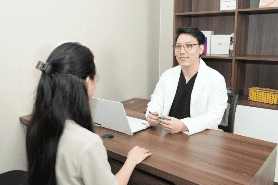 Các bác sĩ chuyên môn tại TMV Ngọc Dung trực tiếp thăm khám và lên phác đồ điều trị cho khách hàng