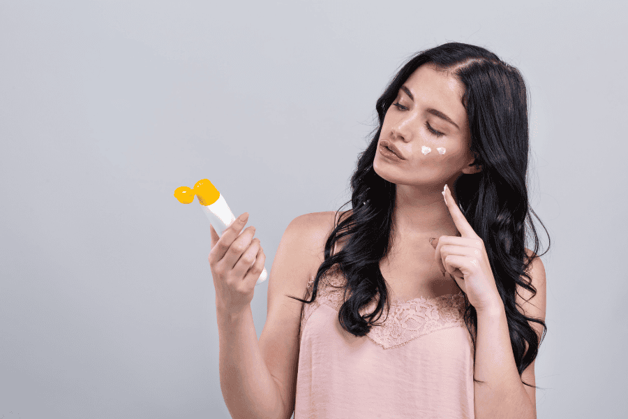 Cần thoa kem chống nắng để bảo vệ da, đặc biệt là giai đoạn bị thâm mụn