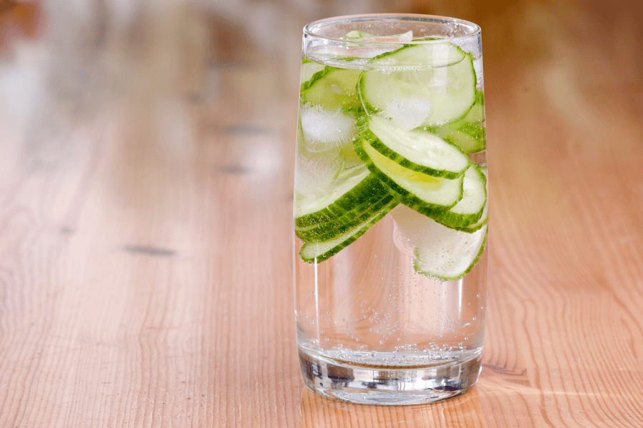 Dưa leo ướp lạnh làm dịu da và giảm quầng thâm tạm thời