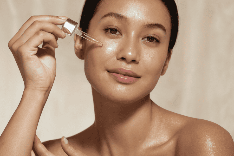 Essence hoạt động như lớp nền dẫn truyền, làm mềm, mở rộng kênh gian bào trên lớp biểu bì da