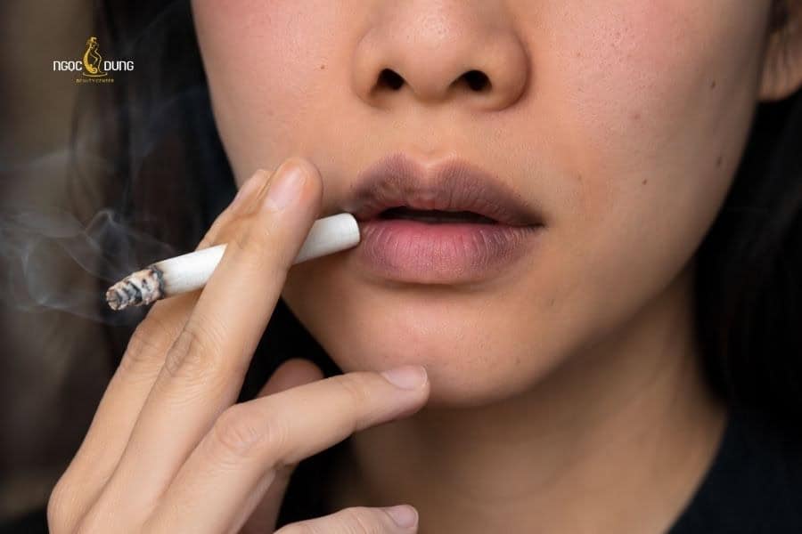 Hút thuốc lá thường xuyên làm môi bị thâm