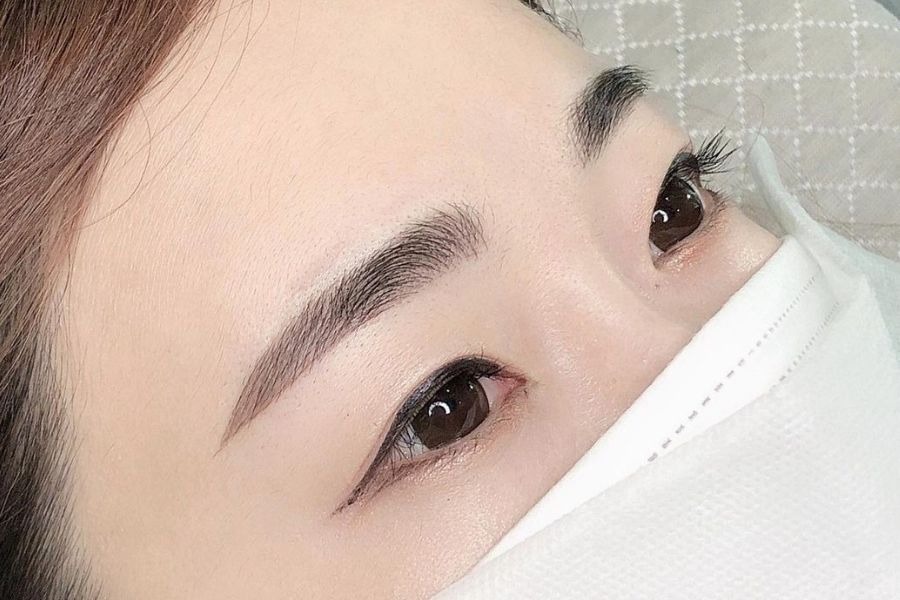 Phun mí mở tròng Eyeliner tạo hiệu ứng như kẻ mắt, giúp ánh nhìn sắc sảo, quyến rũ