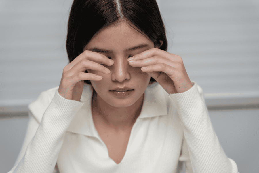 Sau khi điều trị laser không nên dụi mắt 