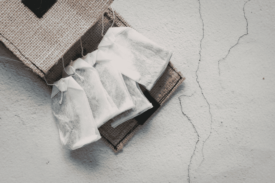 Trà túi lọc chứa caffeine và tannin giúp giảm sưng phù và cải thiện tuần hoàn máu vùng dưới mắt