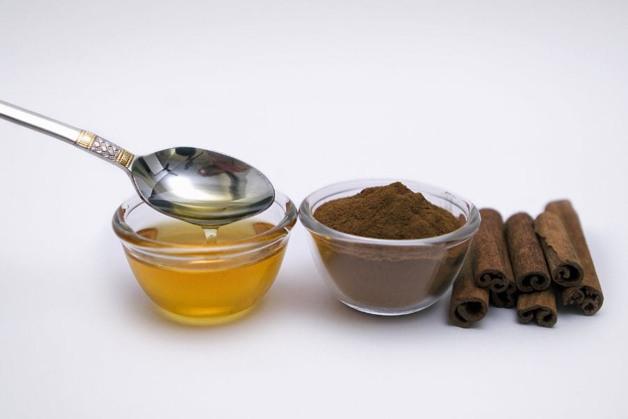Bột quế được pha cùng mật ong thành hỗn hợp sệt trước khi thoa lên da