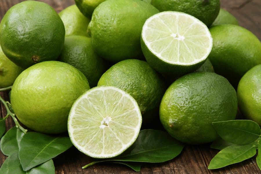 Vitamin C và axit citric trong chanh được sử dụng trong công thức chăm sóc da lưng tại nhà