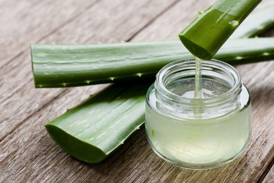 Lớp gel nha đam tạo cảm giác mát và bổ sung độ ẩm cho vùng da sau mụn
