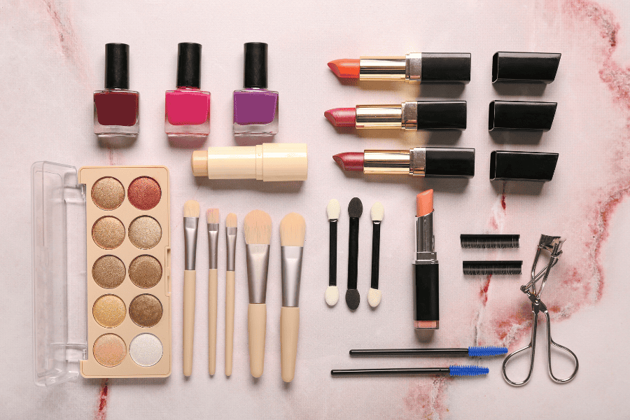 Sử dụng mỹ phẩm không phù hợp dễ bị kích ứng và hình thành mụn