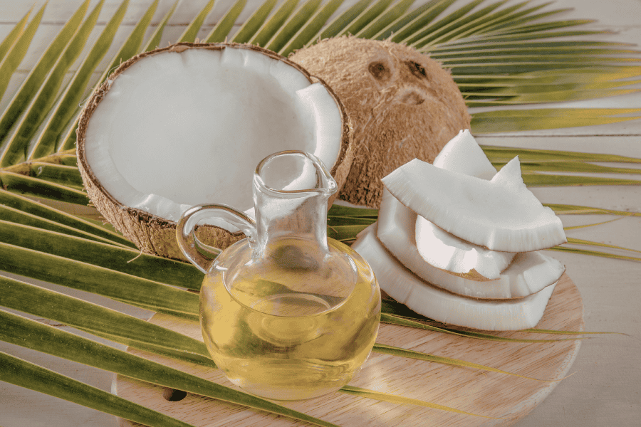 Dầu dừa chứa axit lauric (khoảng 49% thành phần) có khả năng dưỡng ẩm sâu và hỗ trợ tái tạo tế bào da